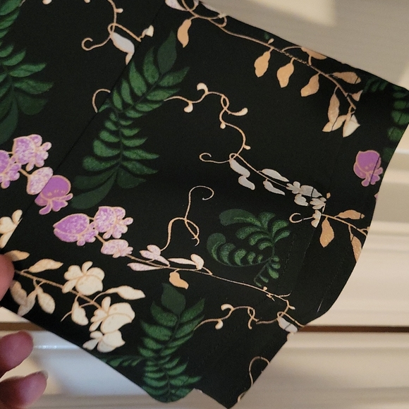 NWOT Beautiful Ann Taylor Floral Top - Picture 3 of 7